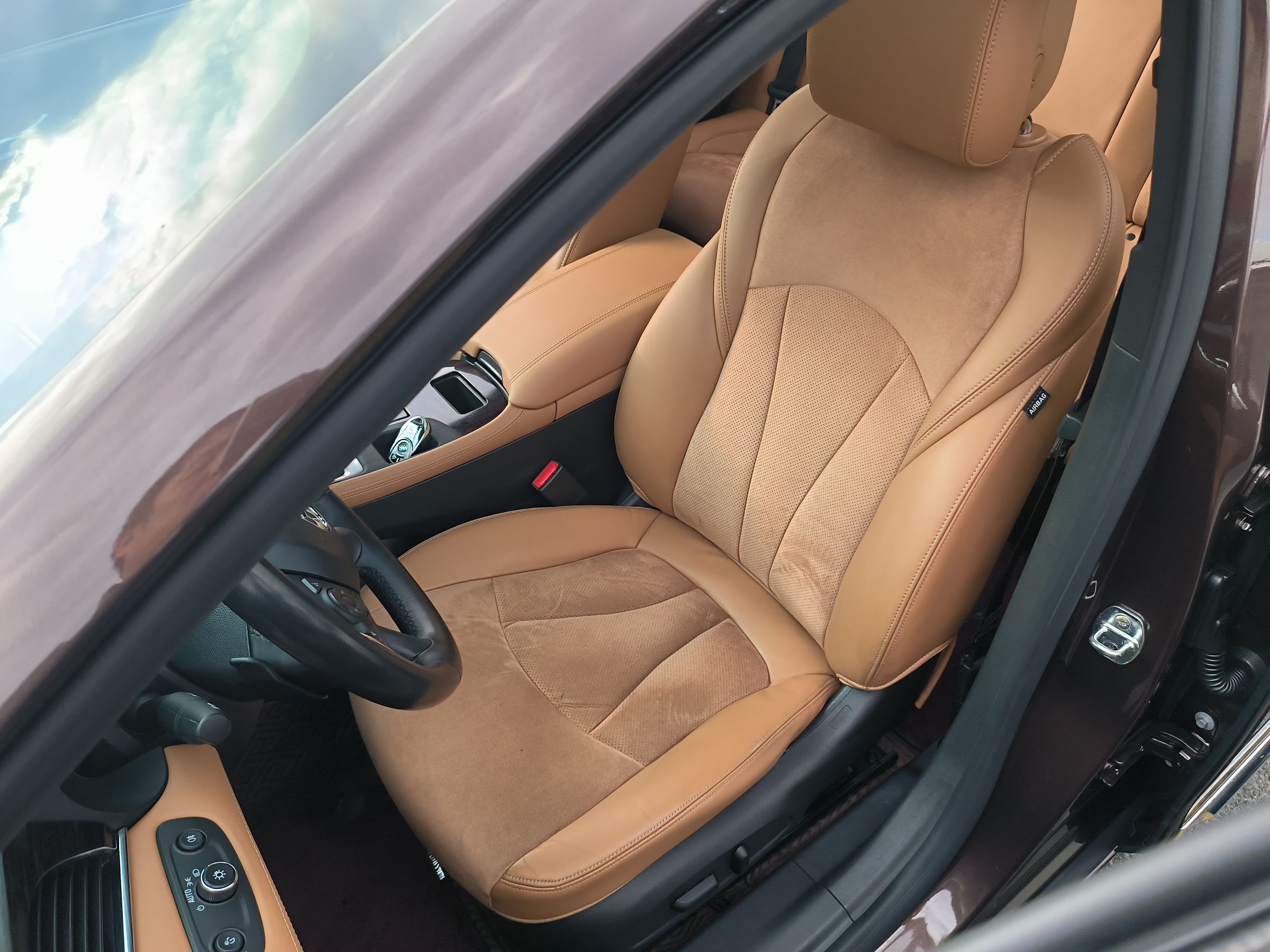 Переднее сиденье в автомобиле