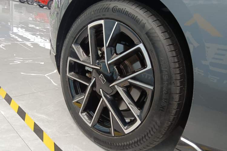 Used Avatr 06 2025 Pro Range-Extended Edition Right Rear Wheel Hub