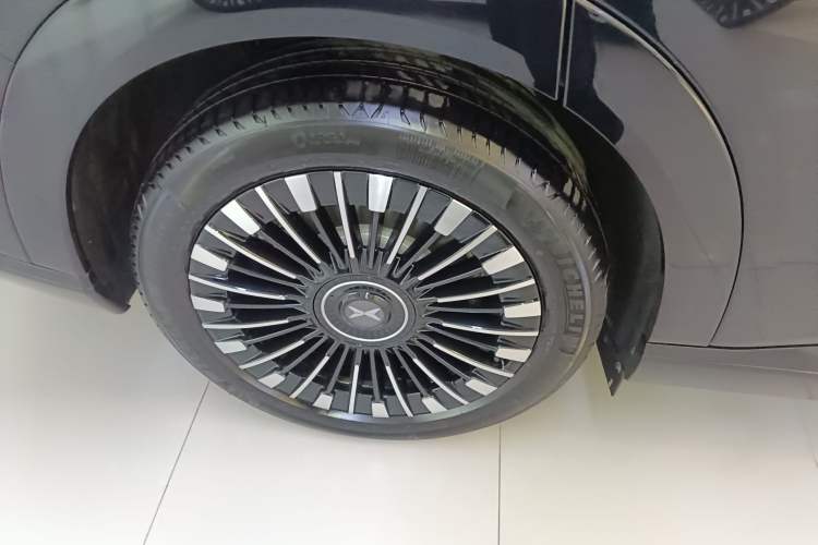 Used XPeng X9 2025 740 Ultra-Long Range Max Right Rear Wheel Hub