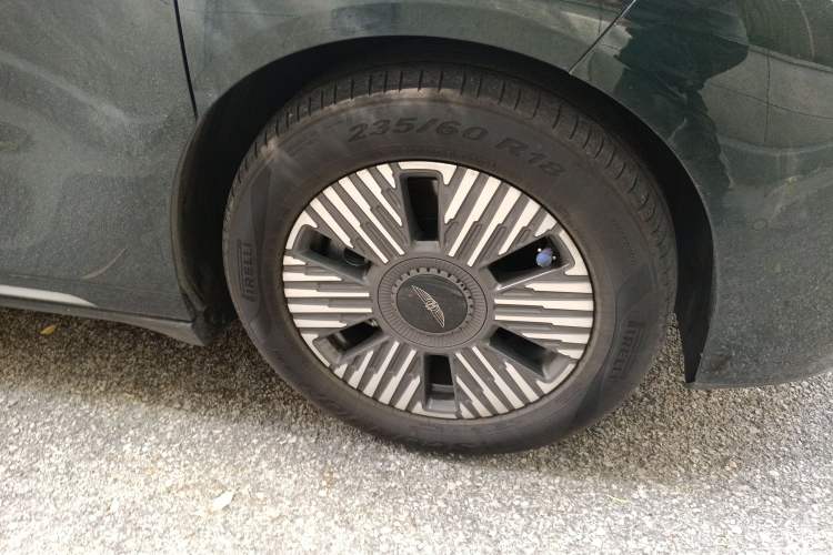 Used Geely Galaxy LEVC L380 2024 140-Degree 6-Seater All-Wheel-Drive Ultra