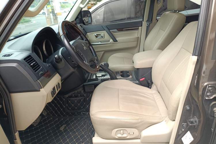 Used Mitsubishi Pajero 2017 V97 3.8L 5-Door GLS Model with Sunroof – U.S. Specification