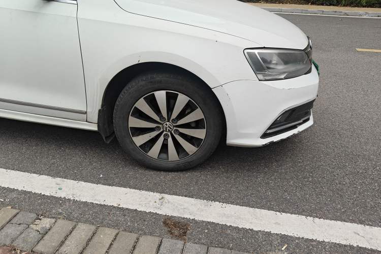 Used Volkswagen Sagitar 2017 230TSI Automatic Comfort Version Right Front Wheel Hub