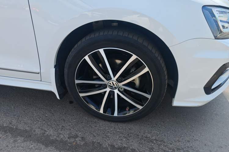 Used Volkswagen Sagitar 2018 280TSI DSG Ignite Edition Right Front Wheel Hub