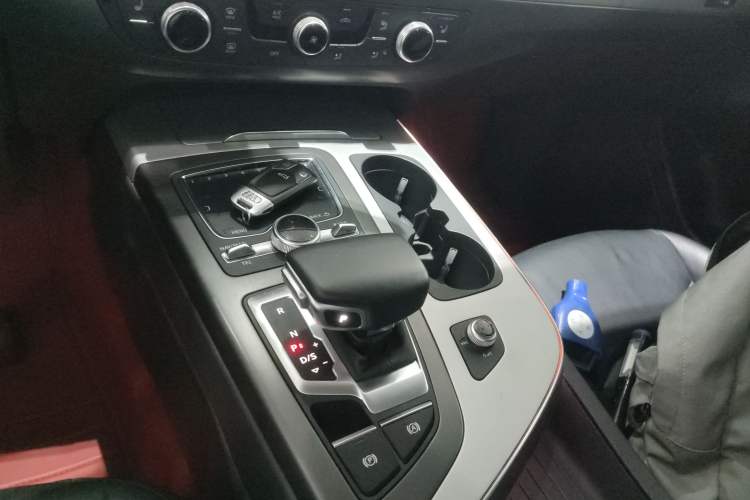 Used Audi Q7 2018 40 TFSI Comfort Model Gear Lever