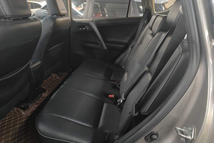 Used Toyota RAV4 2016 2.0L CVT Two-Wheel Drive Smart Edition China V Standard Left Rear Seat