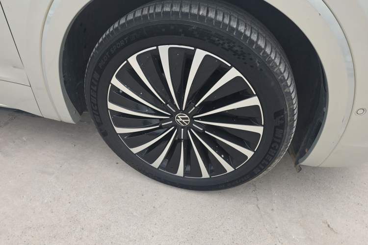 Used Volkswagen Viloran 2020 380TSI Prestige Edition Right Front Wheel Hub