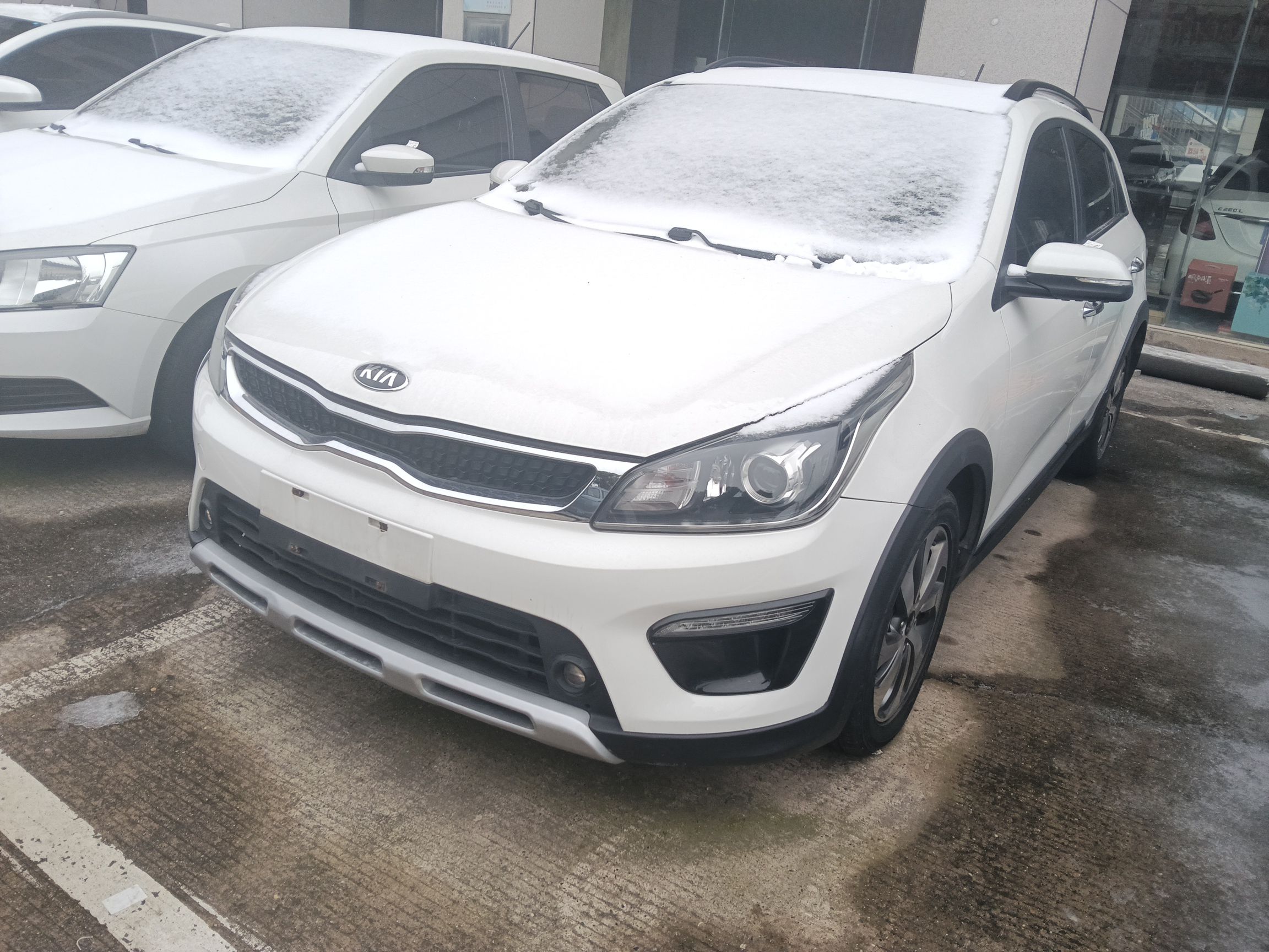 تحت مقدمة السيارة