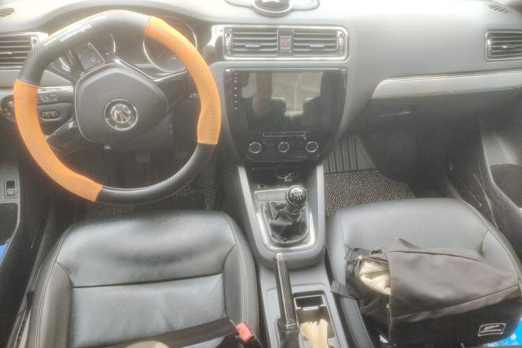 Used Volkswagen Sagitar 2015 230TSI Manual Comfort Version Center Console