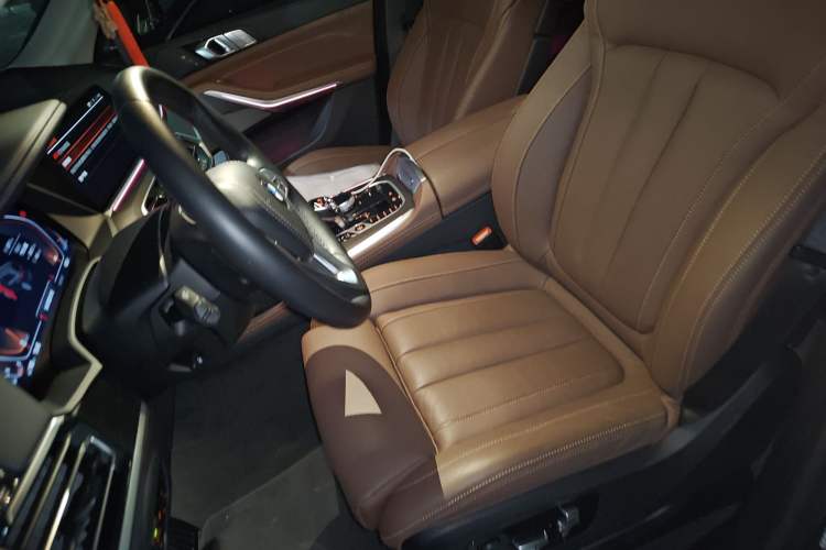 Used BMW X7 2022 xDrive40i Luxury Package with Leading Features Left Front Seat