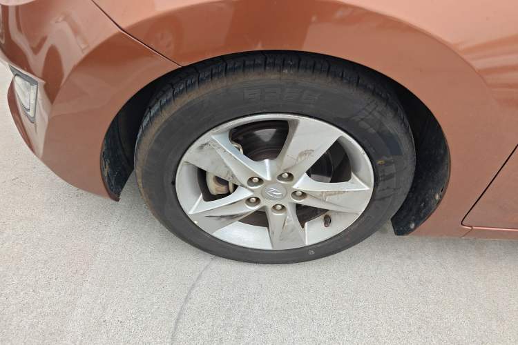 Used Hyundai Elantra (5th Generation / Langdong) 2013 1.6L Automatic Leading Model Left Front Wheel Hub