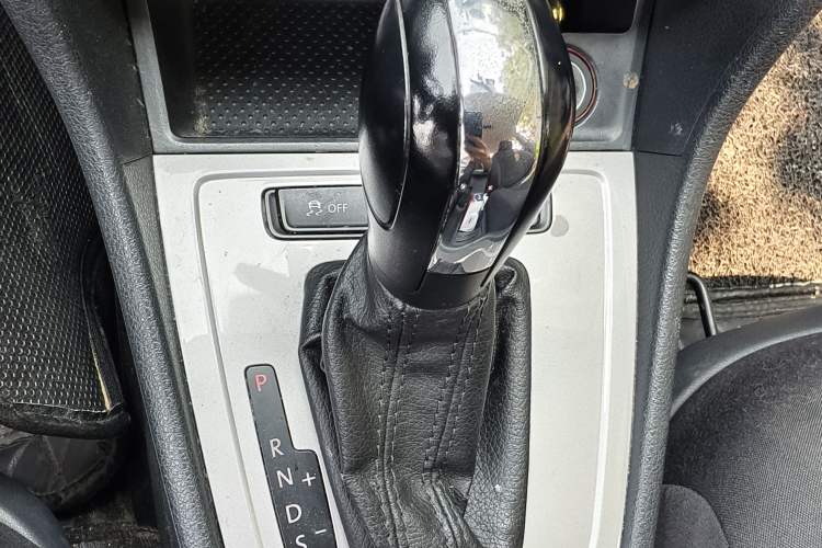 Used Volkswagen Lavida 2013 Revised Classic 1.6L Automatic Fashion Edition Gear Lever