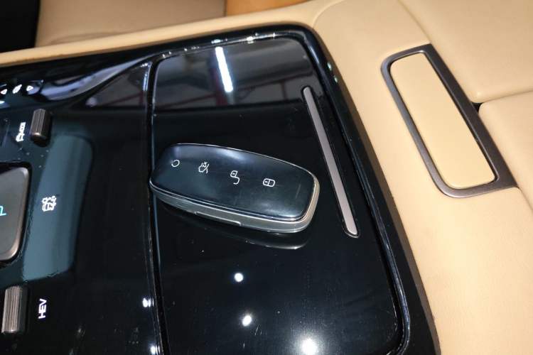 Used Denza D9 2023 DM-i 945 Business Edition