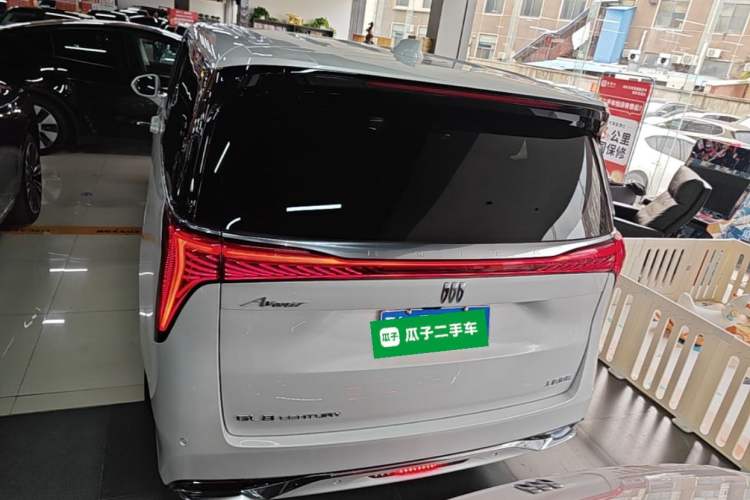 Used Buick Century 2023 2.0T Six-Seater Yinshi Edition Rear