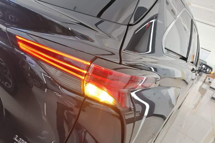 Used Toyota SIENNA 2023 2.5L Hybrid Deluxe Edition
