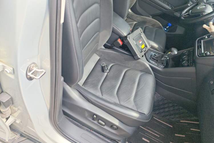 Used Volkswagen Tiguan L 2017 330TSI Automatic Two-Wheel Drive Luxury Edition Right Front Seat