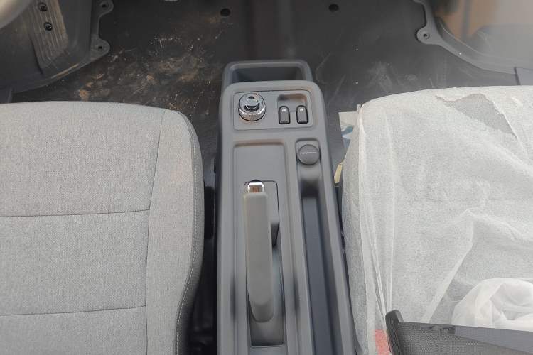 Used Wuling Yangguang 2024 300KM Comfort Version Passenger Van 75kW
