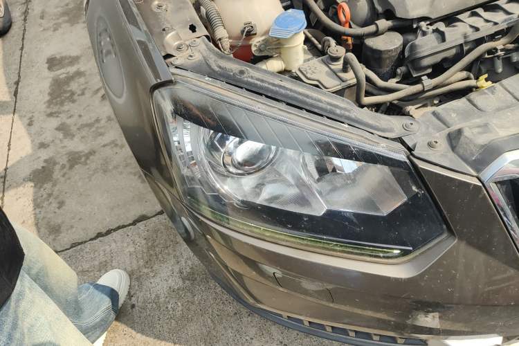 Used Skoda Yeti 2014 1.8TSI DSG All-Wheel Drive Edition Right Front Headlight