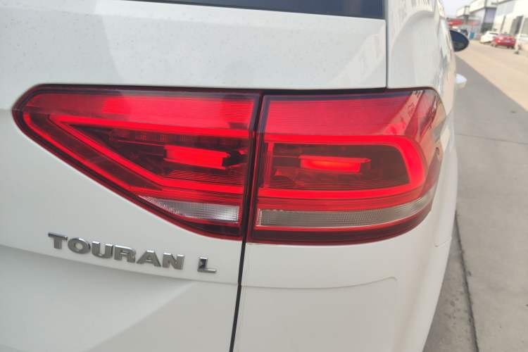 Used Volkswagen Touran 2018 Volkswagen Touran L 280TSI DSG Comfort Edition 7 Seats China VI Standard
