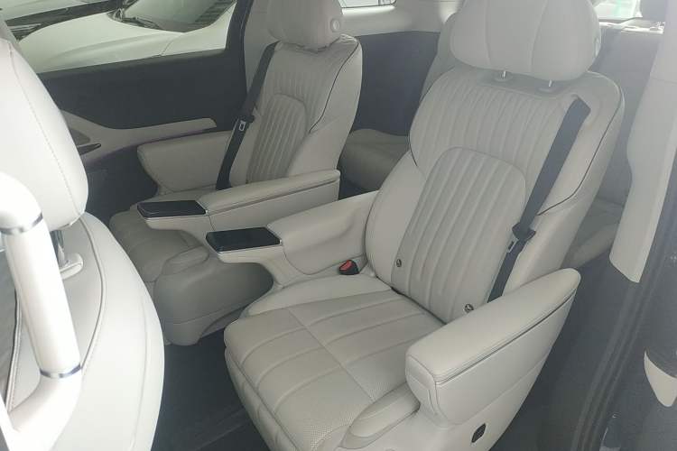 Used VOYAH Dream 2025 PHEV Four-Wheel-Drive Flagship Kunpeng Edition Left Rear Seat