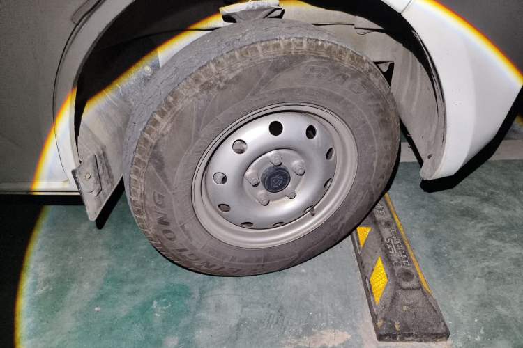 Used CHANGAN KAICHENG Ruixing EM60 2024 260 km Range Liftback Comfort Version 2 Seats 41.86 kWh Right Front Wheel Hub