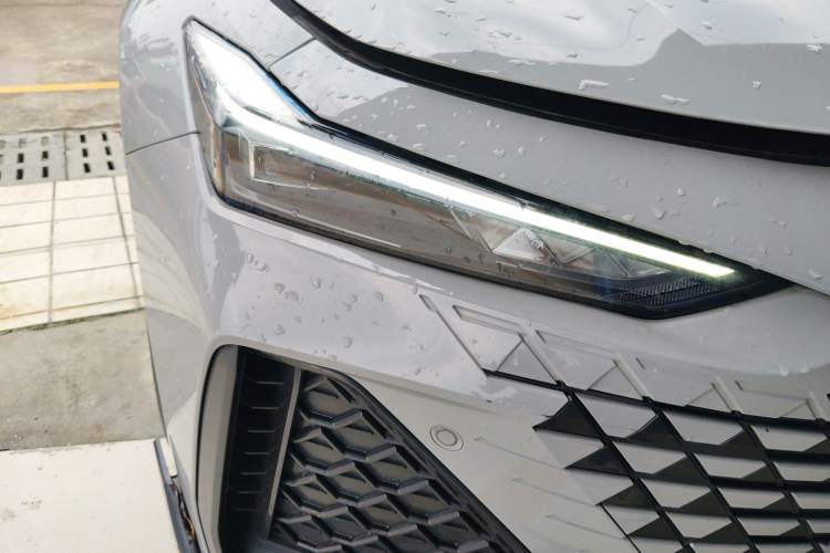 Used CHANGAN UNI-V 2022 2.0T Leading-Speed Edition Right Front Headlight