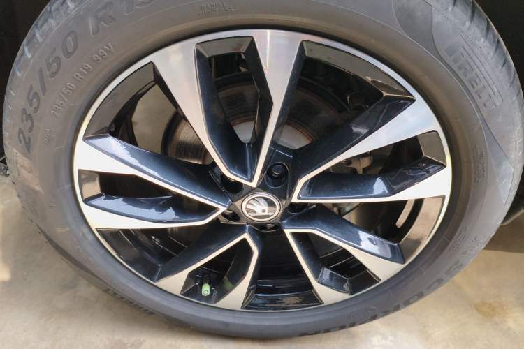 Used Skoda Kodiaq 2023 TSI330 5-Seater Two-Wheel-Drive Luxury Edition Exterior 5