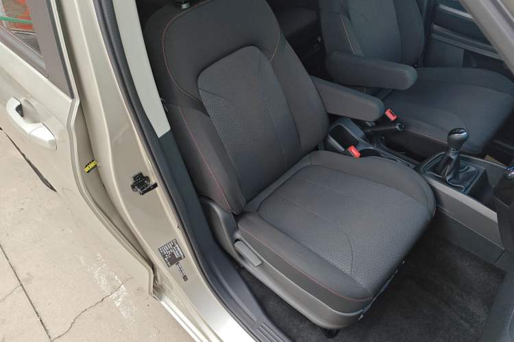 Used Dongfeng Fengon 380 2022 1.5L Comfort-Class Passenger Vehicle (Steel Spring) with 7 Seats