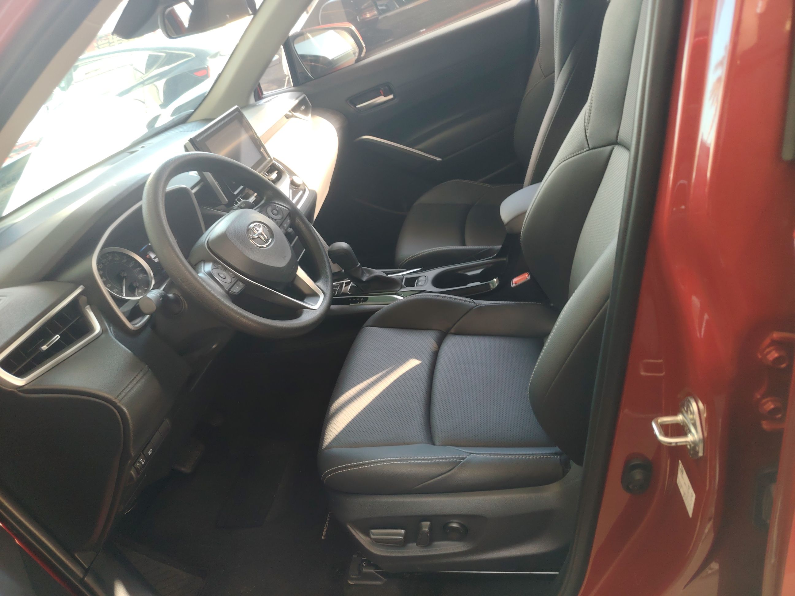 المقاعد الأمامية داخل السيارة