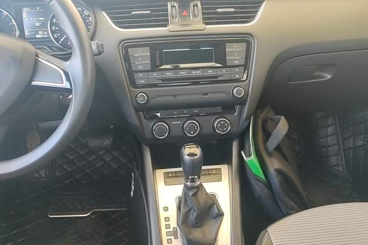 Used Skoda Octavia 2017 1.6L Automatic Chuanxing Edition Audio And AC Panel