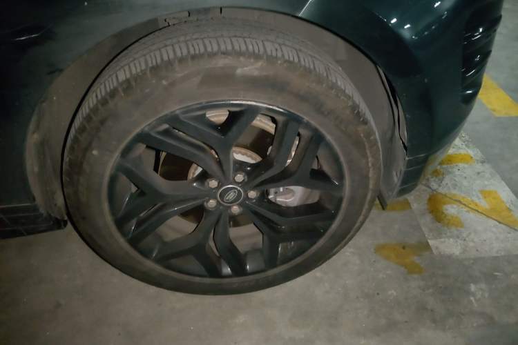 Used Land Rover Range Evoque 2022 Facelifted Aurora L 249 PS R-Dynamic Luxury Edition Right Front Wheel Hub