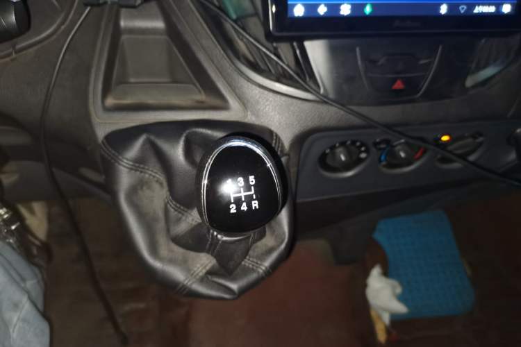 Used Ford Transit 2017 2.0T Diesel Multi-Purpose Commercial Vehicle Short Wheelbase Low Roof China IV Standard