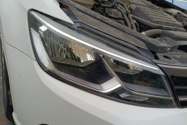 Used Volkswagen Lamando 2015 230TSI Manual Trend Edition Right Front Headlight