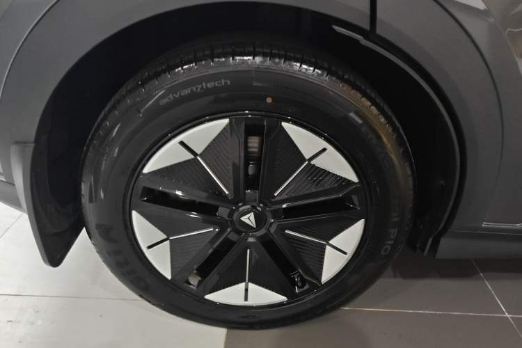 Used Deepal S07 2025 215Max Huawei Qiankun Intelligent Driving ADS SE Range-Extended Version Right Rear Wheel Hub