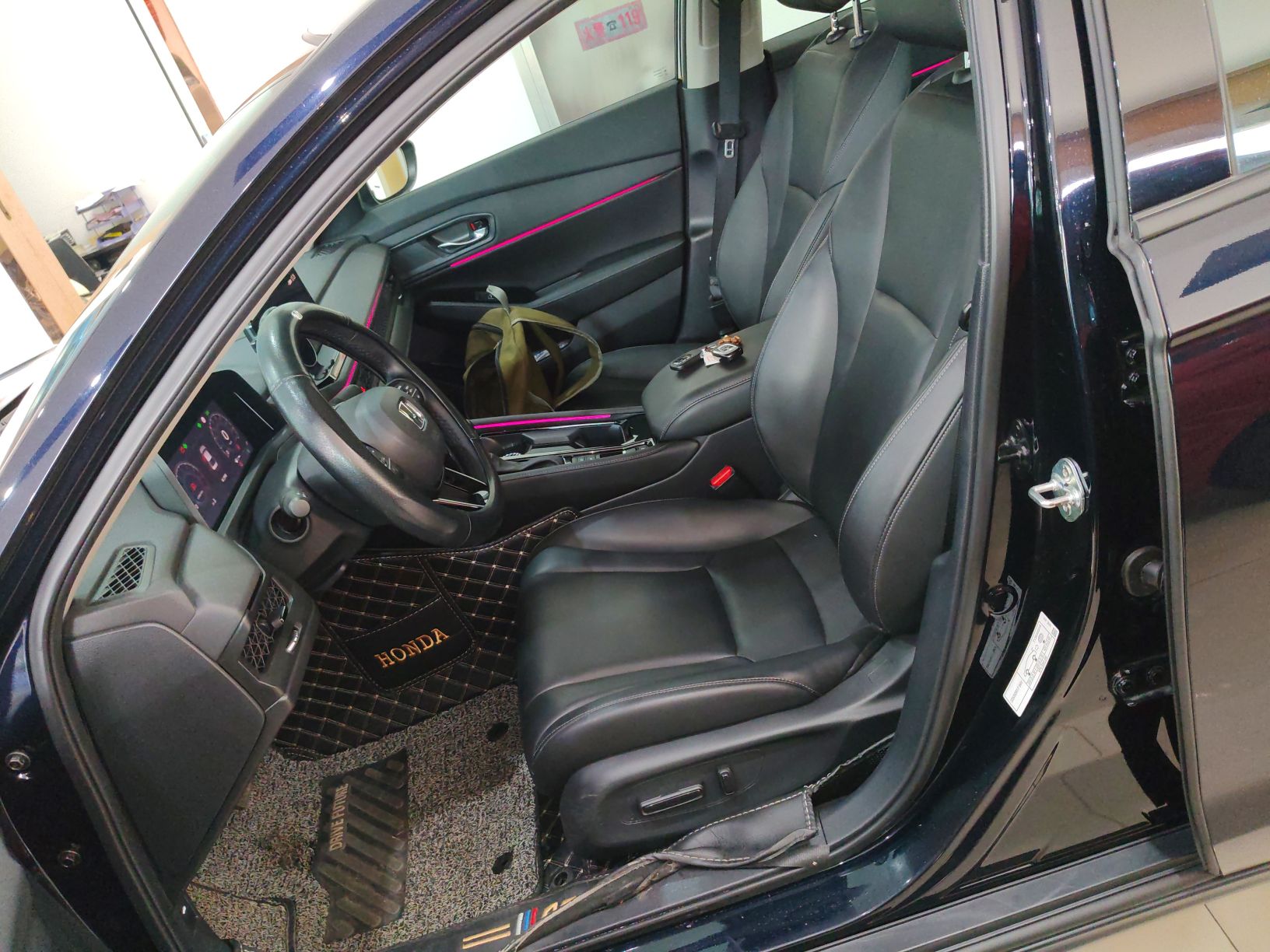 المقاعد الأمامية داخل السيارة