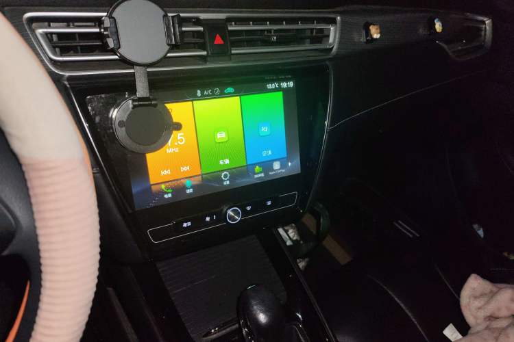 Used Roewe i5 2020 1.5L Automatic 4G Connect Luxury Flagship Edition
