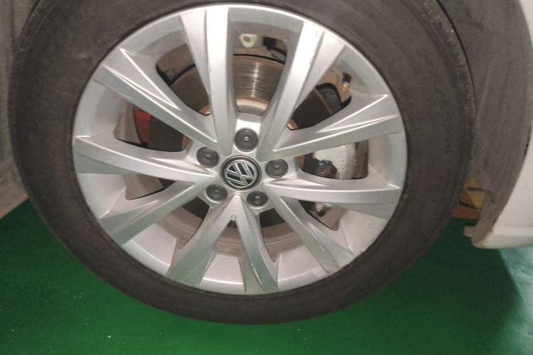 Used Volkswagen Lavida 2017 1.6L Automatic Comfort Edition Right Front Wheel Hub