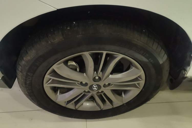 Used Hyundai ix35 2015 2.0L Automatic 2WD Smart Type China IV Left Front Wheel Hub