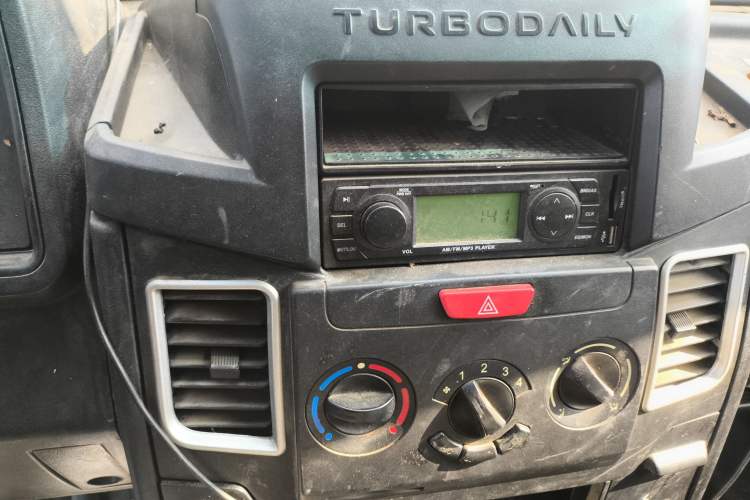 Used Iveco Daily 2017 2.5T A35 Passenger Van 5-7 Seats Model 47Z5 Audio And AC Panel