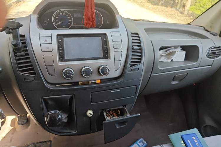 Used SAIC MAXUS Xintu V80 2014 2.5T Aoyuntong Short Wheelbase Low Roof