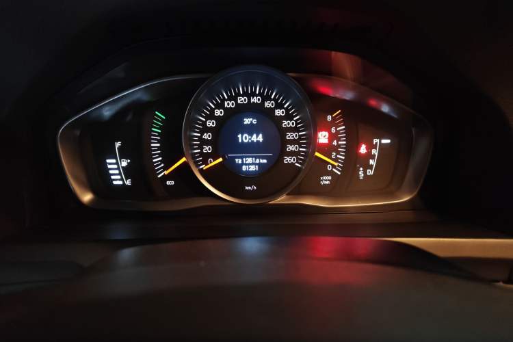 Used Volvo S60 2015 S60L 2.0T Zhiyuan Edition
