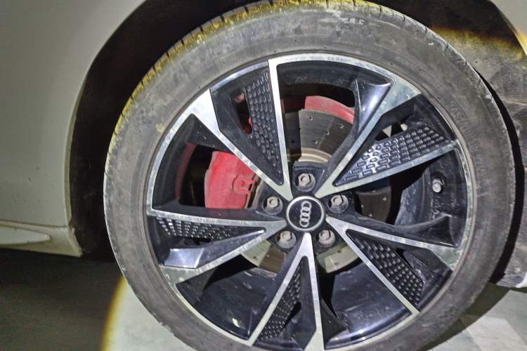Used Audi A4L 2010 2.0 TFSI Sport Edition Right Front Wheel Hub