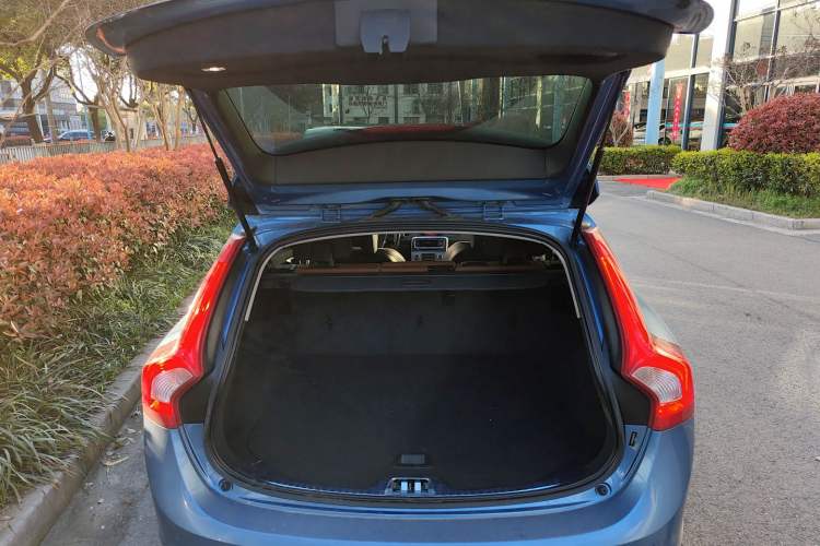 Used Volvo V60 2017 T5 Zhiya Edition China V Standard Trunk