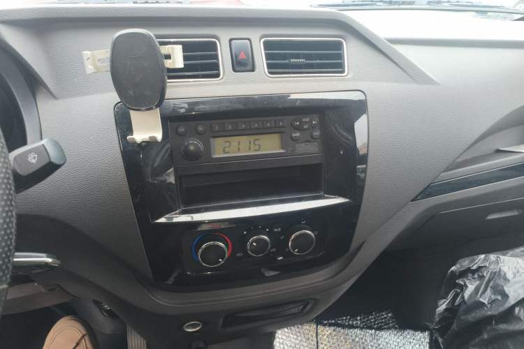 Used Dongfeng Yufeng EM26 2023 Standard Edition 41.472 kWh Henan Lithium Power Audio And AC Panel