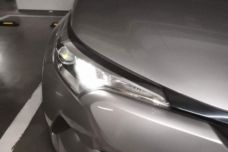 Used Toyota IZOA 2018 2.0L Yichi Version China VI Standard Right Front Headlight