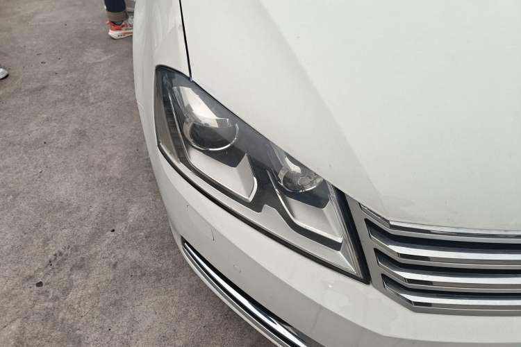 Used Volkswagen Magotan 2012 Revised 1.8TSI Luxury Version Right Front Headlight