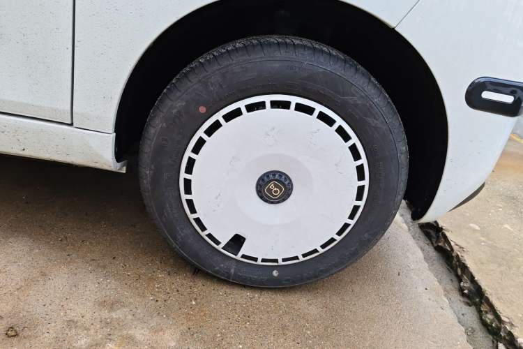 Used Chery QQ Ice Cream 2025 Model 205km Sundae Edition Right Front Wheel Hub