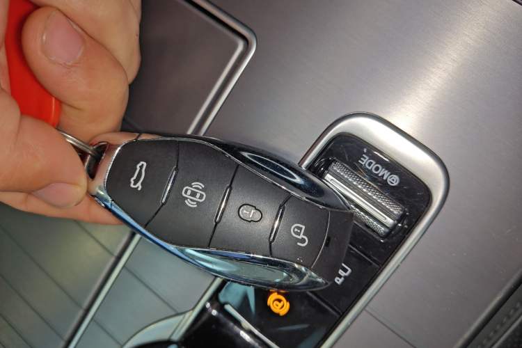 Used Hongqi HS7 PHEV 2024 2.0T PHEV Four-Wheel Drive Flagship Edition 6 Seats Vehicle Key