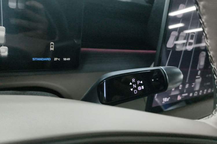 Used XPeng X9 2024 610 Long-Range Pro Gear Lever