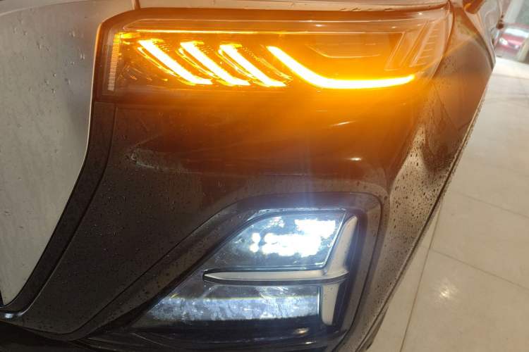 Used Hongqi HS5 2023 2.0T Four-Wheel Drive Flagship Pro Edition Left Front Headlight