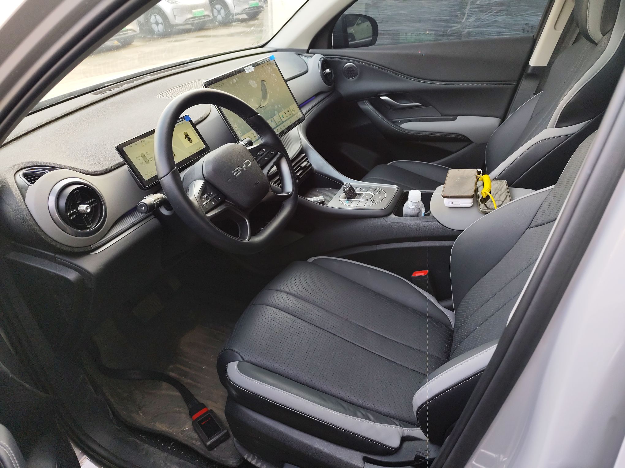 المقاعد الأمامية داخل السيارة